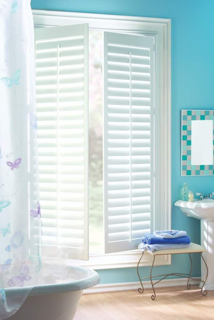 Upgrading home bathrooms near Boynton Beach, Florida (FL), for a relaxed atmosphere with Hunter Douglas shades.